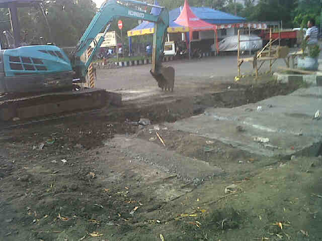 Pengerjaan Proyek di Puskot Sisakan Debu dan Jalan Rusak